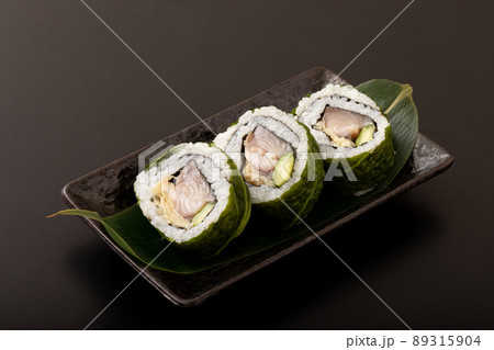 鯖の押し寿司　蕗(ふき)の葉巻き 89315904