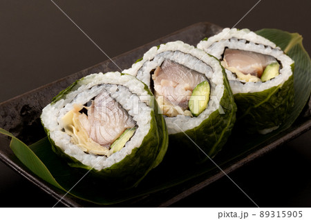 鯖の押し寿司　蕗(ふき)の葉巻き 89315905