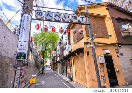 日本の東京都市景観 GWの「のんべい横丁」…3年ぶり、行動制限がないゴールデンウィーク…＝5月2日 89316551