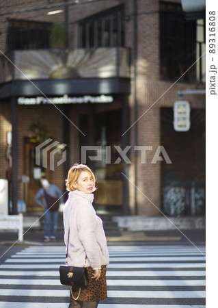 屋外の女性ポートレート 89316808