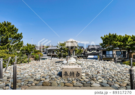 静岡県富士市にある鈴川の富士塚の向こうに富士山を望む 89317270