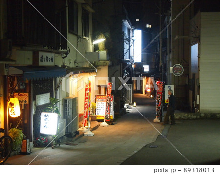 温泉街の夜 89318013