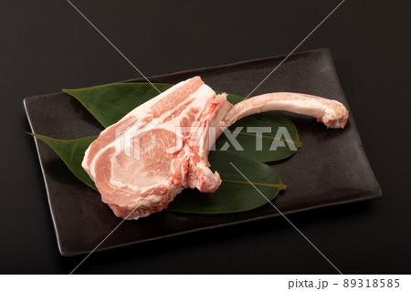 豚肉　骨付き背ロース肉 89318585