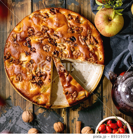 Homemade apple cake with fresh gardening apples 89319359