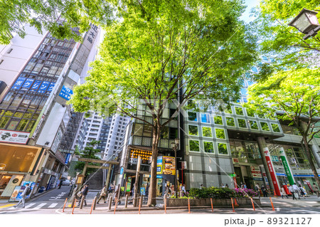 日本の東京都市景観　新緑に映える宮益坂や宮益御嶽神社、渋谷郵便局などを望む。 89321127