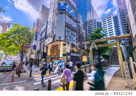 日本の東京都市景観　新緑に映える宮益坂や宮益御嶽神社などを望む。左奥は宮益坂下、渋谷駅方向 89321243