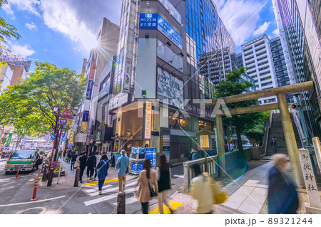 日本の東京都市景観　新緑に映える宮益坂や宮益御嶽神社などを望む。左奥は宮益坂下、渋谷駅方向 89321244