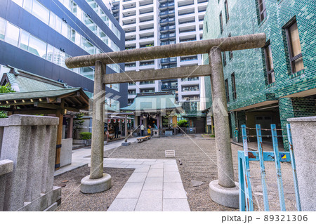 日本の東京都市景観　渋谷宮益坂に鎮座する宮益御嶽神社。旧宮益町の鎮守。珍しい日本狼の狛犬は人気だ 89321306