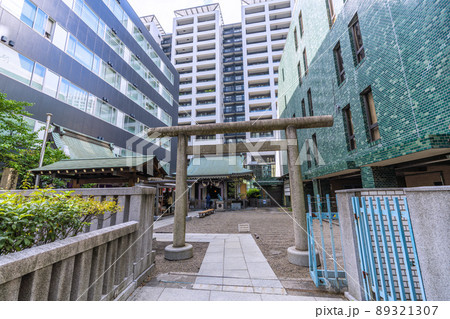 日本の東京都市景観　渋谷宮益坂に鎮座する宮益御嶽神社。旧宮益町の鎮守。珍しい日本狼の狛犬は人気だ 89321307