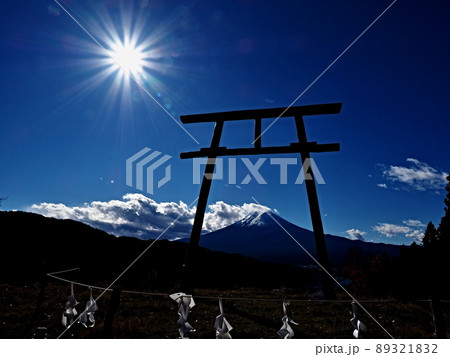 天空の鳥居　河口浅間神社 89321832