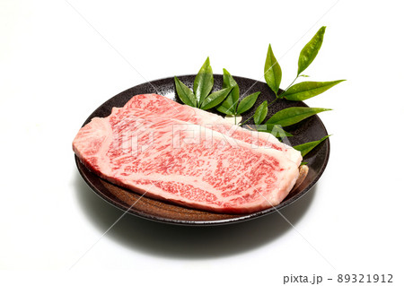 皿にのせた生の神戸牛のサーロイン 89321912