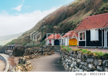 Old beach huts at Scarborough, UK 89321919