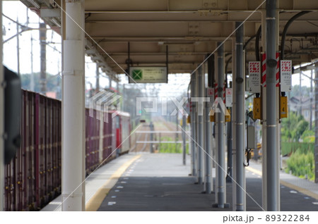 ホームを走行する貨物列車 ホームを走行する貨物列車 89322284