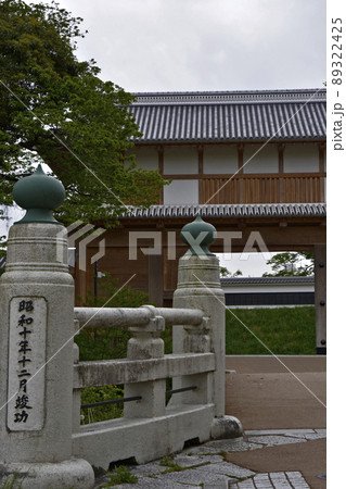 水戸城跡地付近に復元された大手門 89322425