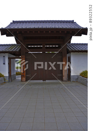 水戸城跡地付近に復元された大手門周辺 89322552
