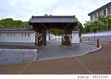 水戸城跡地付近に復元された大手門周辺 89322564