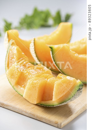 新鮮で甘くて美味しいメロンの盛り合わせ 89323605