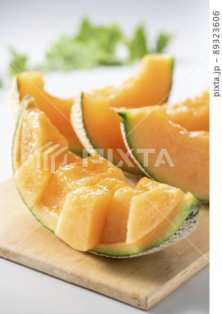 新鮮で甘くて美味しいメロンの盛り合わせ 89323606