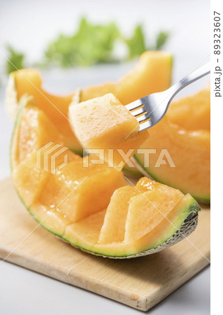 新鮮で甘くて美味しいメロンの盛り合わせ 89323607