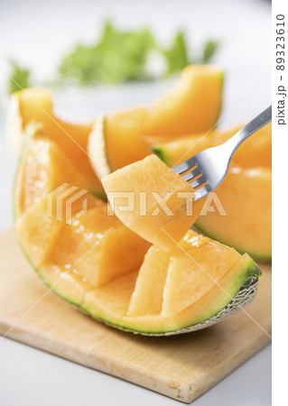 新鮮で甘くて美味しいメロンの盛り合わせ 新鮮で甘くて美味しいメロンの盛り合わせ 89323610