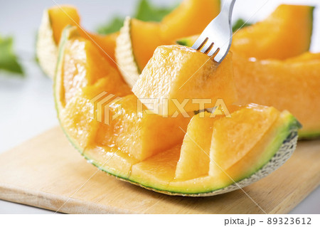新鮮で甘くて美味しいメロンの盛り合わせ 89323612
