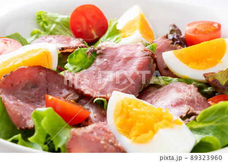 パストラミ(パストラミビーフ)のサラダのアップ。 89323960