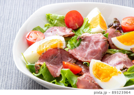 パストラミ(パストラミビーフ)のサラダ。 89323964