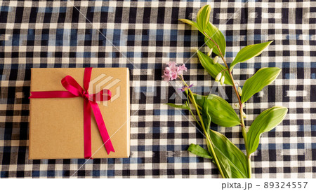 ピンクのリボン、ギフトボックスとピンクの花をプレゼント。 89324557