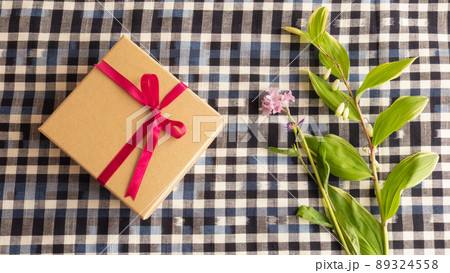 ピンクのリボン、ギフトボックスとピンクの花をプレゼント。 89324558