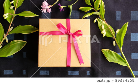 ピンクのリボン、ギフトボックスとピンクの花をプレゼント。 89324559