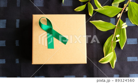 緑のリボン、ギフトボックスを贈る。 緑のリボン、ギフトボックスを贈る。 89324560