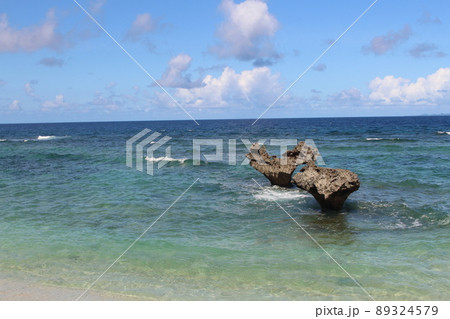 ハート岩 ハートロック 沖縄県 今帰仁村 古宇利島 ティーヌ浜 89324579