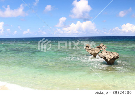 ハート岩 ハートロック 沖縄県 今帰仁村 古宇利島 ティーヌ浜 ハート岩 ハートロック 沖縄県 今帰仁村 古宇利島 ティーヌ浜 89324580