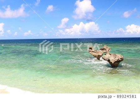 ハート岩 ハートロック 沖縄県 今帰仁村 古宇利島 ティーヌ浜 ハート岩 ハートロック 沖縄県 今帰仁村 古宇利島 ティーヌ浜 89324581