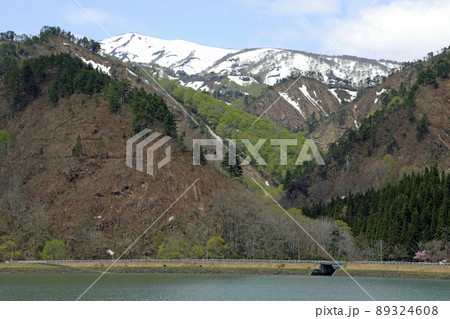 只見湖と早春の浅草岳ー只見ダムから 福島県只見町 只見湖と早春の浅草岳ー只見ダムから 福島県只見町 89324608