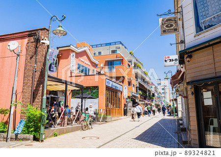 吉祥寺　古着店が並ぶ七井橋通り 89324821