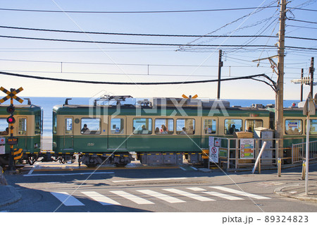 鎌倉市】鎌倉高校前駅の踏切を走る江ノ電の写真素材 [89324823] - PIXTA