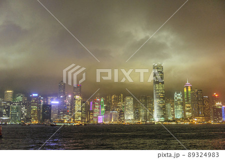 雨の日の香港夜景 89324983