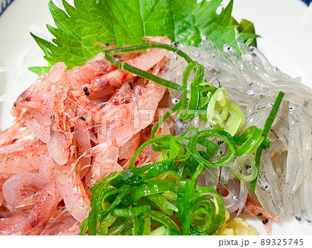 駿河湾の新鮮なしらすと桜エビの刺身 89325745