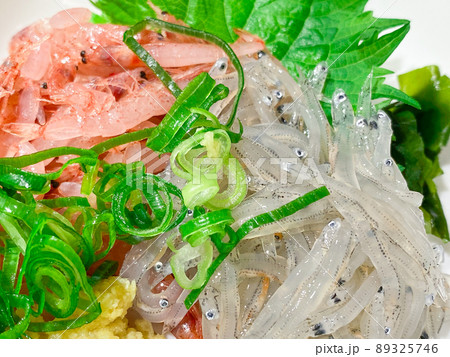 駿河湾の新鮮なしらすと桜エビの刺身 89325746