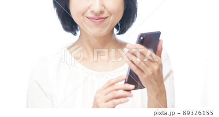 笑顔でスマホを操作する中年女性 顔無し 笑顔でスマホを操作する中年女性 顔無し 89326155