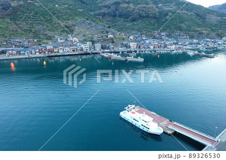 夜明け前の八幡浜港の港湾空撮 89326530