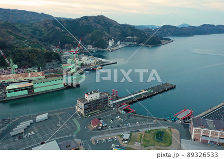 八幡浜港の夜明けの港湾の空撮 89326533