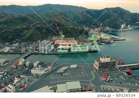 八幡浜港の夜明けの港湾の空撮 89326534