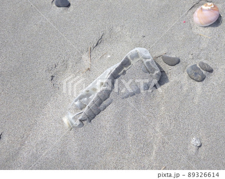 海洋プラスチックゴミ　ペットボトル 89326614