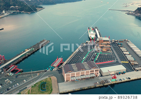 八幡浜港の夜明けの港湾の空撮 89326738