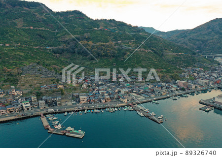 八幡浜港の夜明けの港湾の空撮 89326740