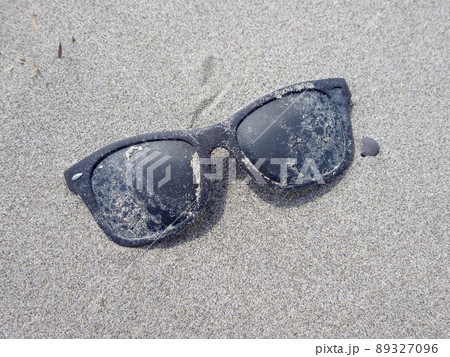 海洋プラスチックゴミ　サングラス 89327096