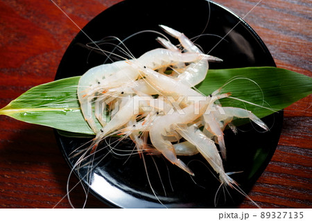塗りの器に乗った富山のシロエビ 塗りの器に乗った富山のシロエビ 89327135