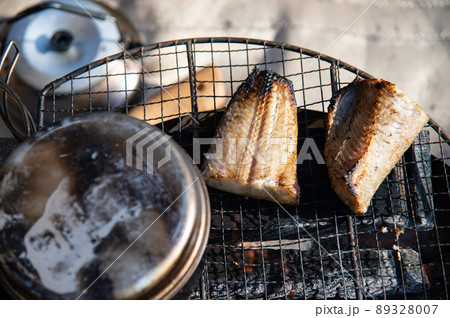 キャンプでの朝ごはん作り 89328007